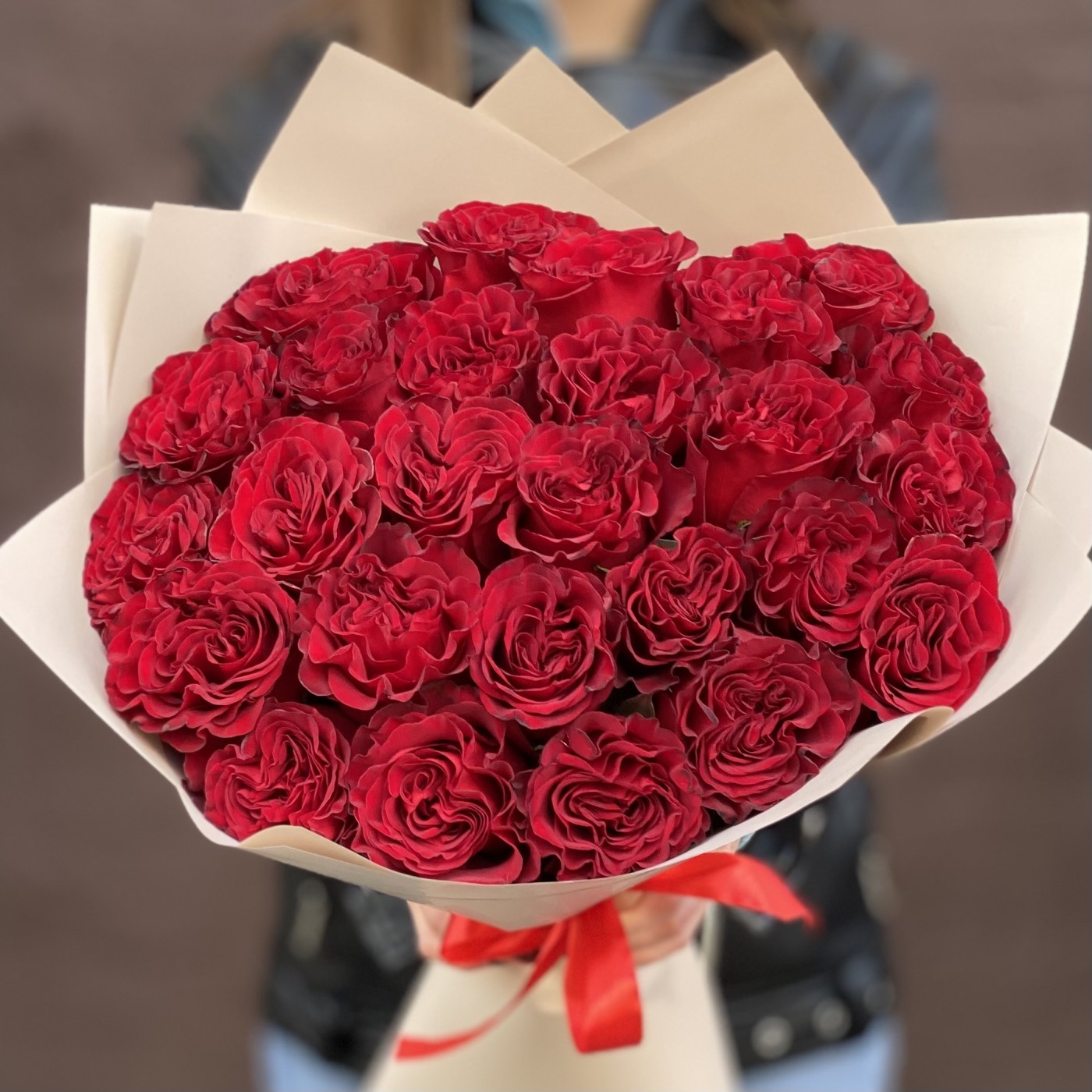 25 красных пионовидных роз Хартс